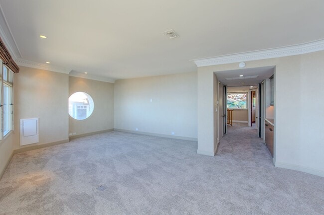 Building Photo - Extraordinary 5-Bed / 5-Bath Oceanfront Pr...