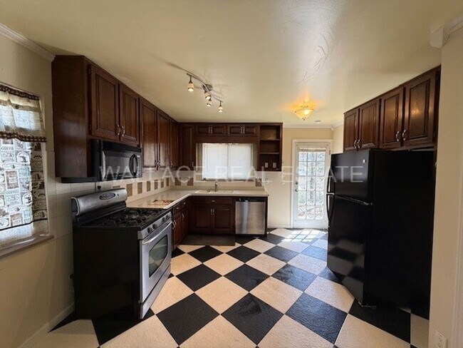 Building Photo - OAK RIDGE: 3 BEDROOM, 2.5 BATH HOME IN EMORY HEIGHTS