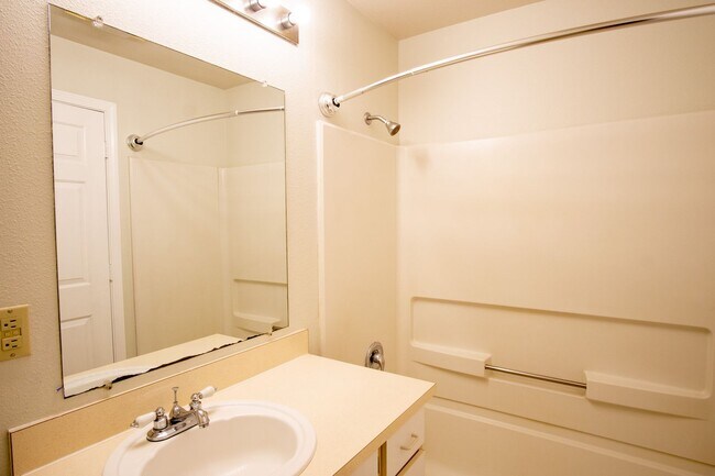 Building Photo - Lair Hill: Great 2 Bed 2 Bath with DW, W/D...