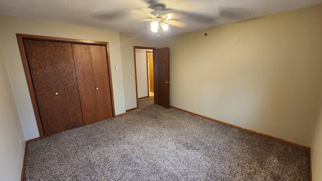 Building Photo - Large 2 Bed Apartment! Available Now! - 1/...