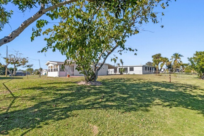 Building Photo - Furnished * AVAIL Now Through 11/1 * $1,69...