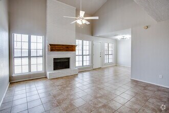 Building Photo - Spacious 2/2.5/2!