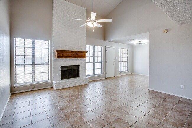 Building Photo - Spacious 2/2.5/2!