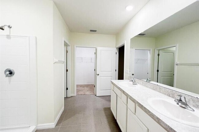 Building Photo - 16336 Little Garden Dr