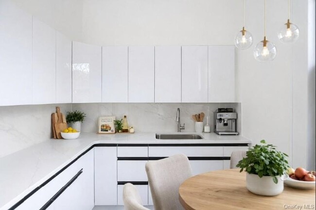 Building Photo - 115-25 Metropolitan Ave