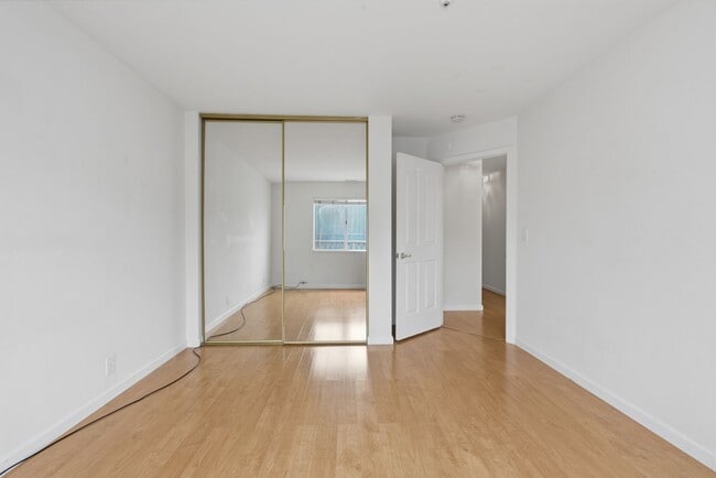Building Photo - Top-Floor 3BR in Duplex Near BART | Vaulted Ceilings | In-Unit Laundry | Garage Parking