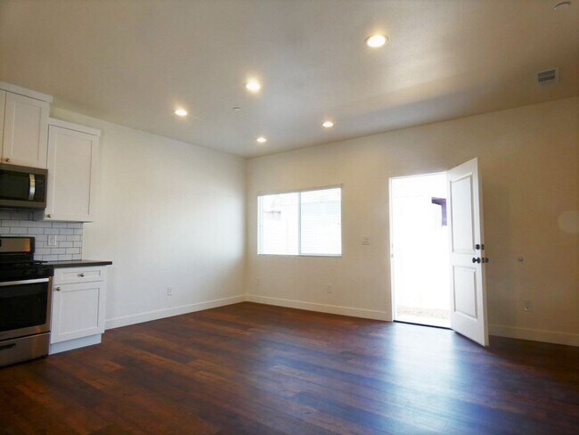 Building Photo - CY5385