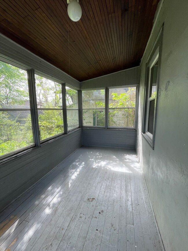 Building Photo - WARM & COMFY SINGLE FAMILY HOME