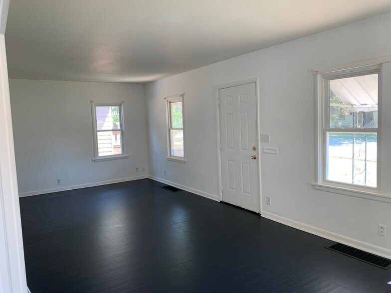 Living room - 849 S Newton Ave