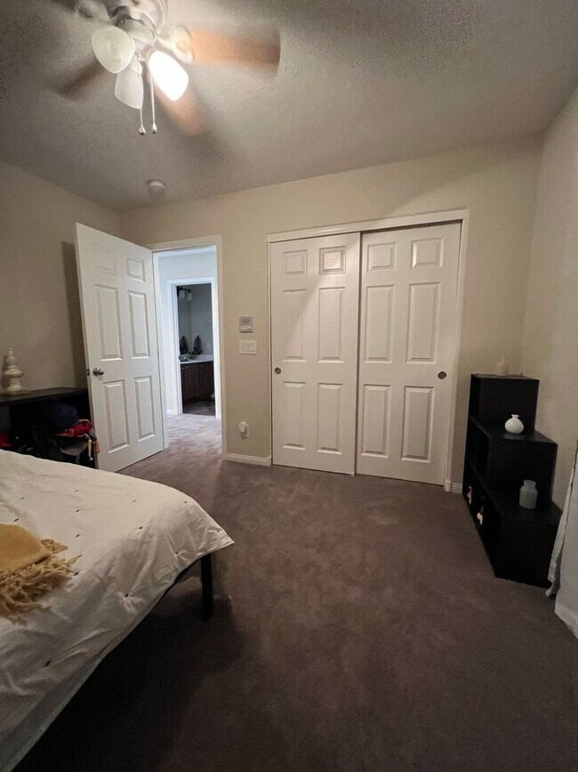 Building Photo - ABSOLUTELY AMAZING! Large 4 bedroom 2 stor...
