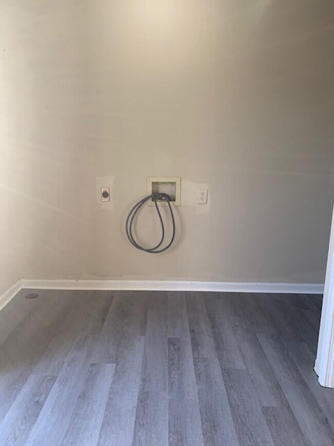 Building Photo - 20 Bedroom, 2 bath home located close to Downtown Nicholasville, KY