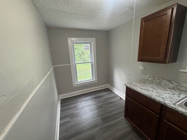 Building Photo - Charming 3-Bedroom Property in Prime Location