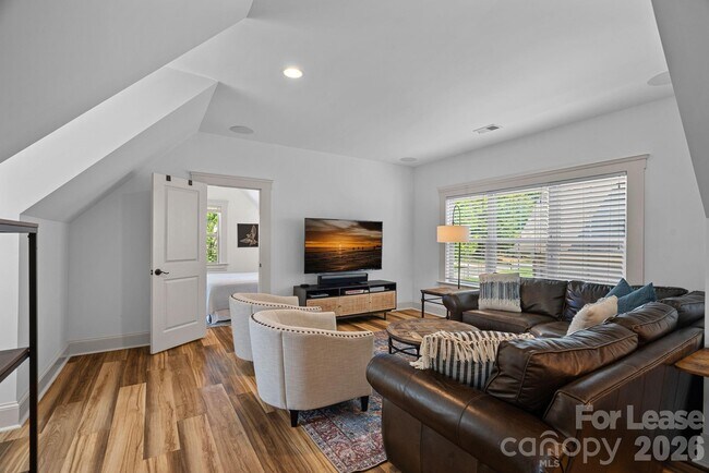 Building Photo - 3813 Lakeside Dr