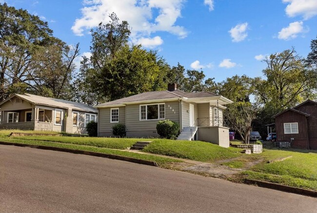 Building Photo - Newly Renovated 3 Bedroom 1 Bath Home Avai...