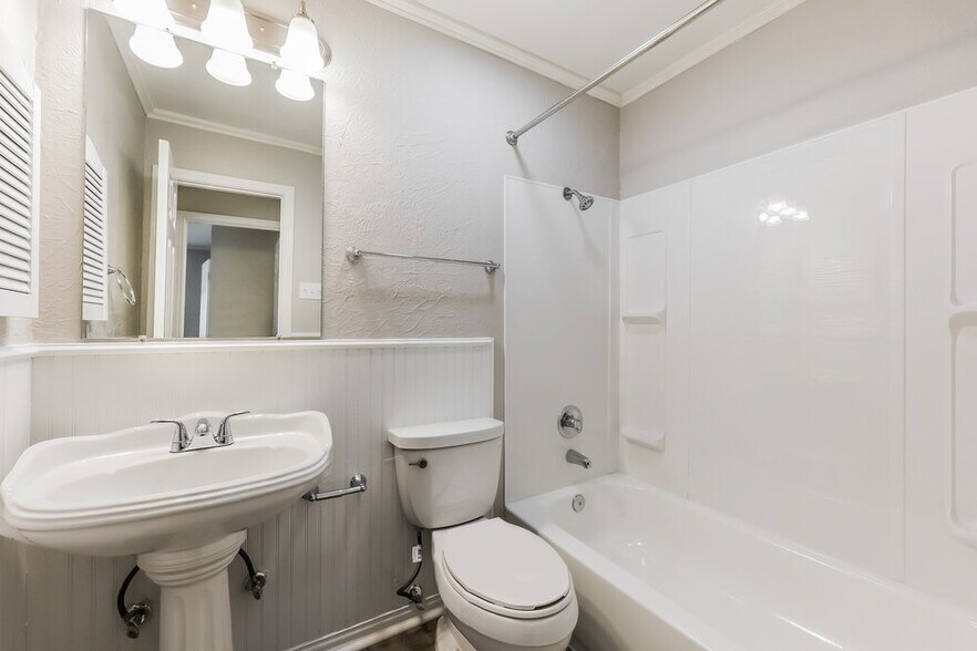 Building Photo - 6003 Cool Springs Dr