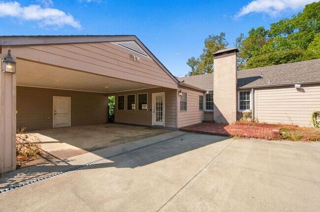 Building Photo - 2023 Galbraith Dr