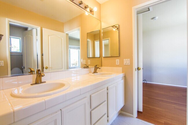 Building Photo - 655 Roscoe St