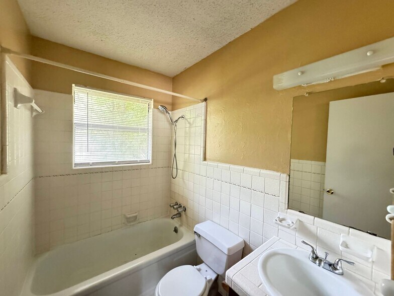 Building Photo - 3002 Tanglewood Cir