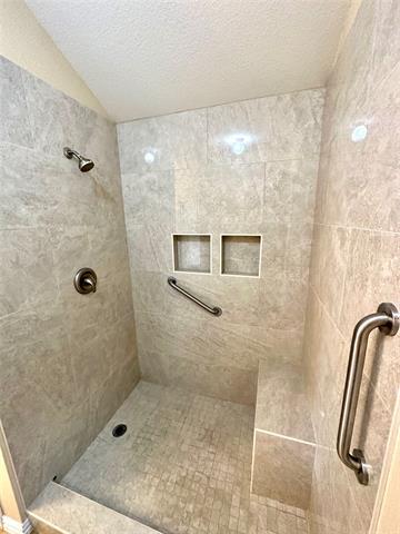 Building Photo - 221 Creekwood Dr