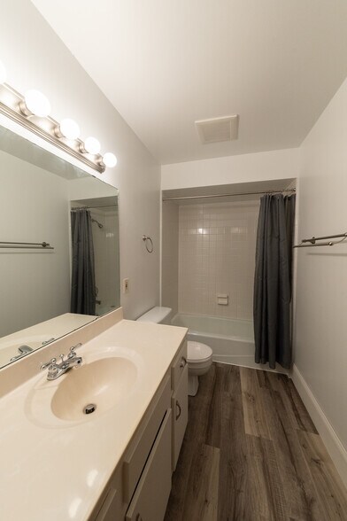 Full Bath - 5312 Trafalger Pl