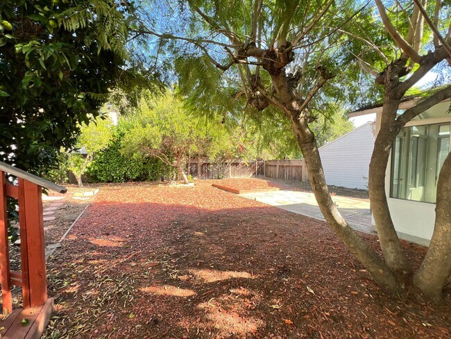 Building Photo - 2 Bedroom/1 Bath Available in Oakland!