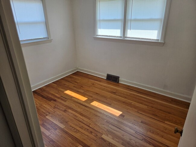 Building Photo - 3 Bedroom Single Family Home