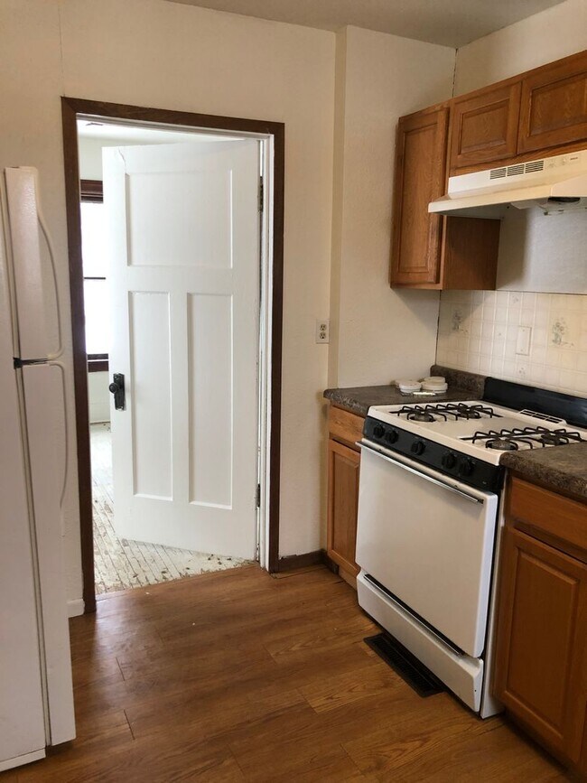 Building Photo - 546 Valley St