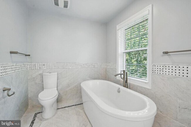 Building Photo - 9913 Rosewood Hill Cir