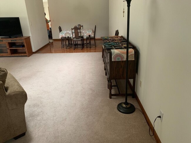 Building Photo - Spacious 3 Bedroom 2 Bath