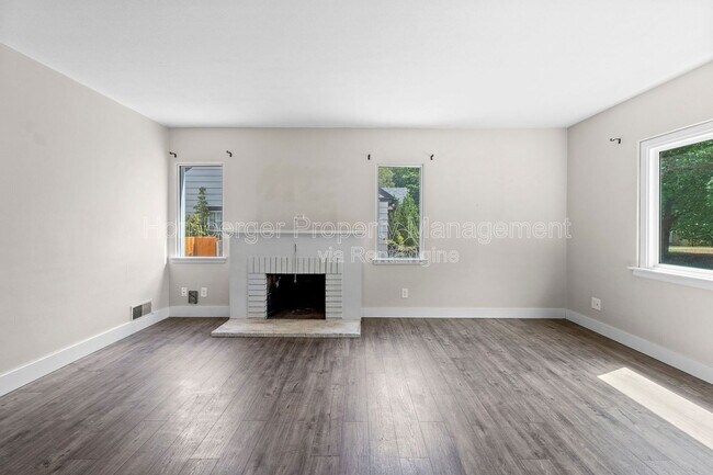 Building Photo - 807 E 40th Ave