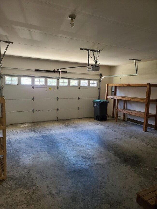 Building Photo - 2056 Doe Dr