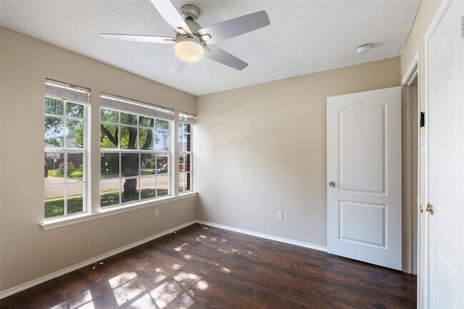 Building Photo - 1008 Chippewa