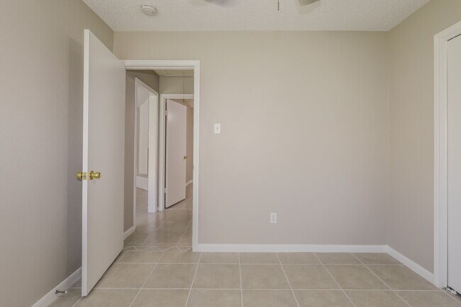 Building Photo - 16919 Amidon Dr