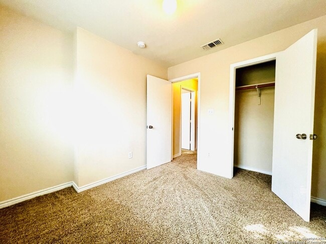 Building Photo - Beautiful Town Home in the Heart of San An...