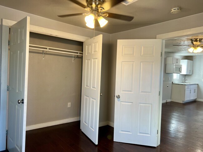 Building Photo - 904 N Peoria Ave