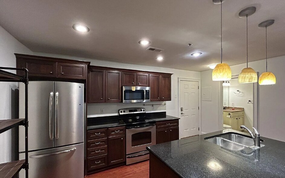 Building Photo - 521 N Graham St