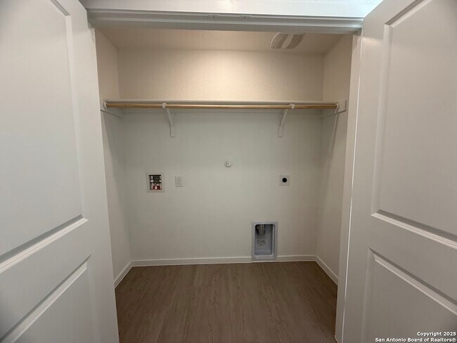 Building Photo - 204 Ottawa Wy