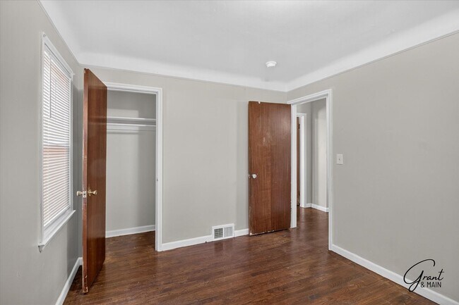 Building Photo - $1300 3 bedrooms