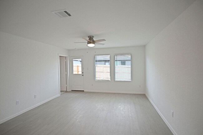 Building Photo - 1502 Tiptop Mdw