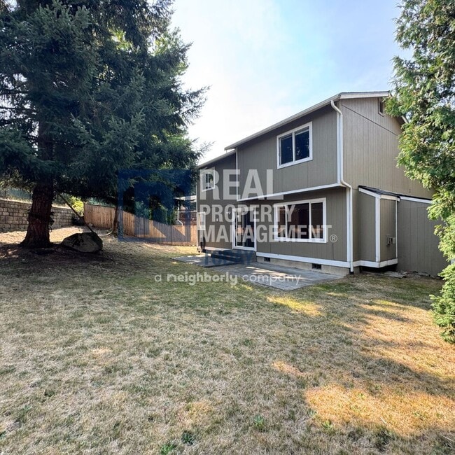 Building Photo - 4 Bedroom Home With A Huge Yard!