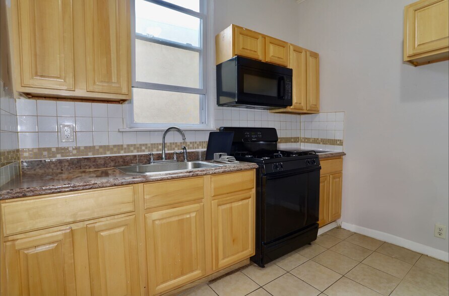 Primary Photo - 39 Bowers St