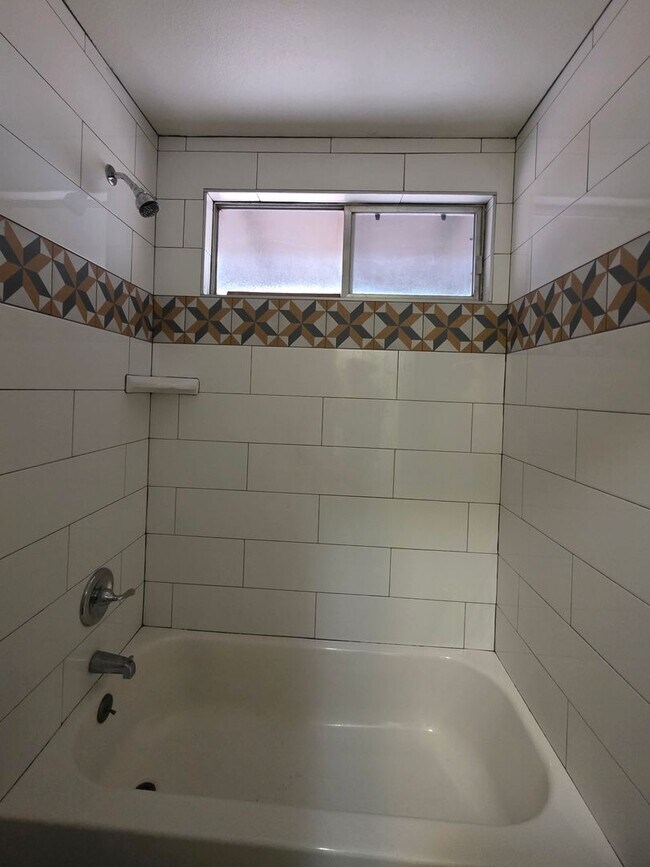 Building Photo - Massive 5 Bedroom Townhouse in Aurora