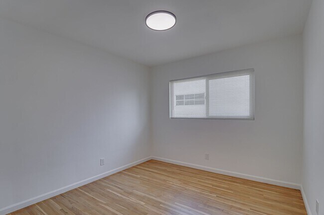 Building Photo - Newly Remodeled East Side Home!