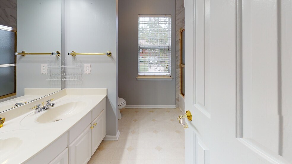 Shared Bath - 13500 Walkers Creek Dr