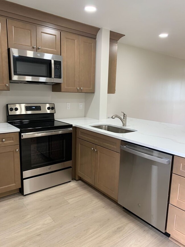 Building Photo - Completely Renovated 2 Bedroom 2 Bath Park...