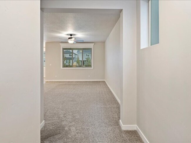 Building Photo - Free September Rent!  Beautiful Newer 4 Bed, 3 Bath located in the heart of Meridian - available ...