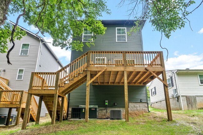 Building Photo - 4 Bedroom Home For Rent Near Downtown Clarksville!