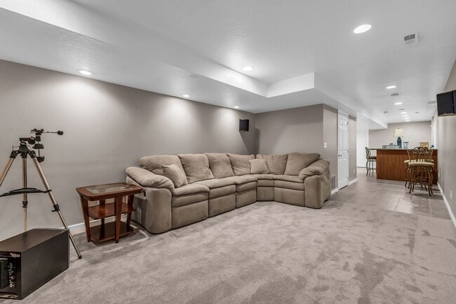 Building Photo - 5BR Sandy Home w/ NEW Flooring, Huge Basement & Large Backyard