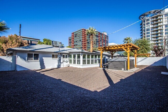 Building Photo - New Rental Price: $2,700 per month (utilities included). Special Conditions: Immediate move-in on...