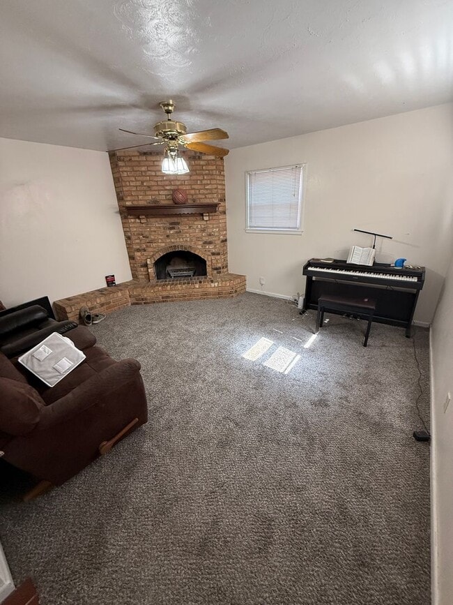 Building Photo - Pre Leasing for fall 2026! 5 bedroom 2 bath by LCU!